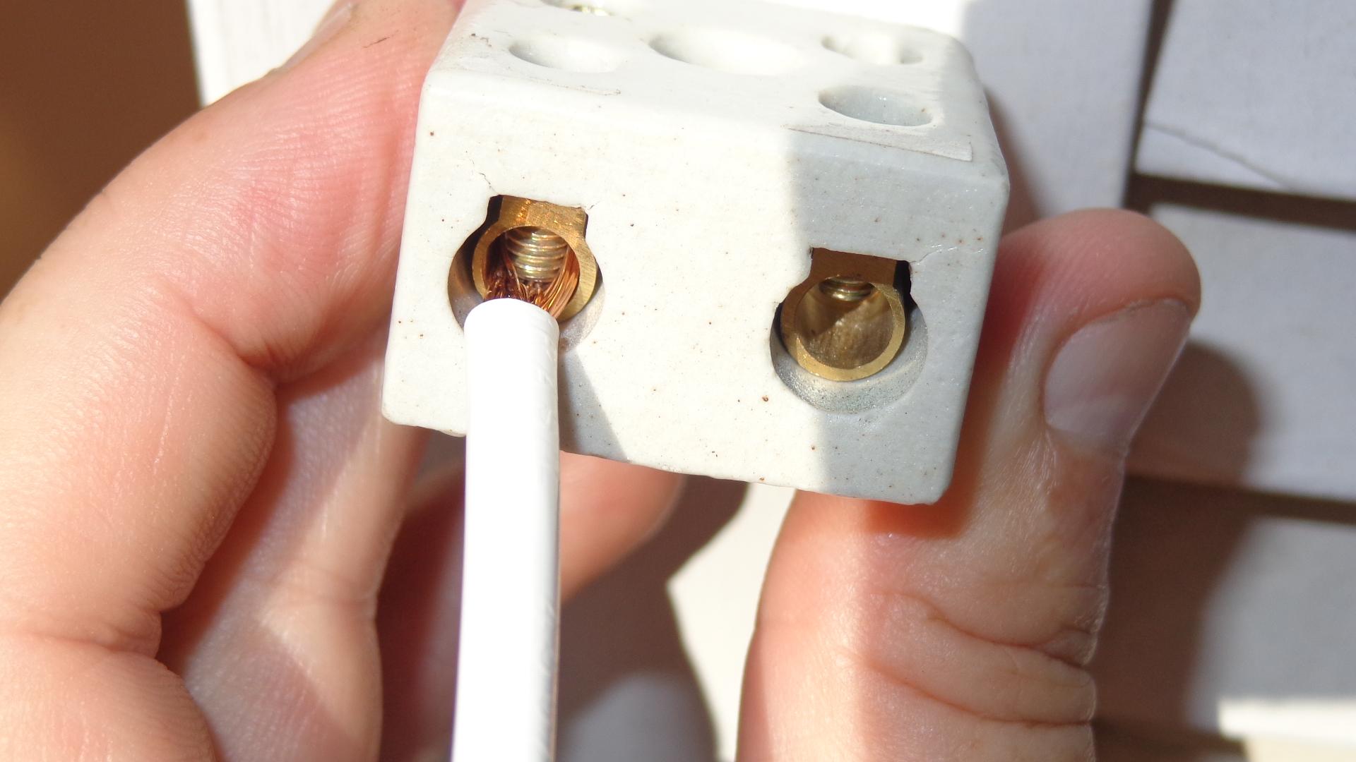 Conector de Porcelana - Imagem 1 - O parafuso não comprime todos os filamentos do cabo flexível