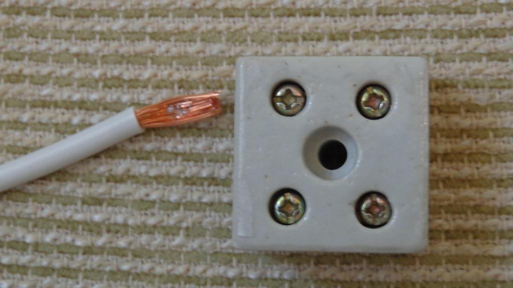 Conector de Porcelana - Imagem 2 - A marca do parafuso sobre o condutor demonstra a redução da área de contato