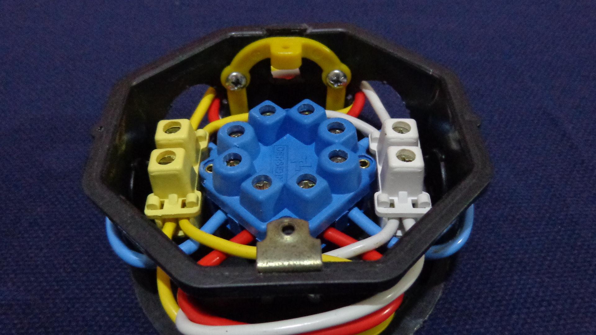 Caixa de passagem com um Derivador de Energia, dois Conectores CA-10 e um Reparo de Caixa de Luz - Imagem 2